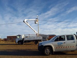 Río Gallegos: Servicios Públicos inició las labores para iluminar los accesos a barrios desde la Ruta 3
