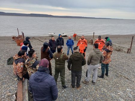 Guardapescas de Santa Cruz completan curso de timonel náutico en Río Gallegos