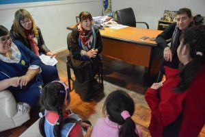 Alumnos del Jardín 13 repartieron escarapelas en Río Gallegos