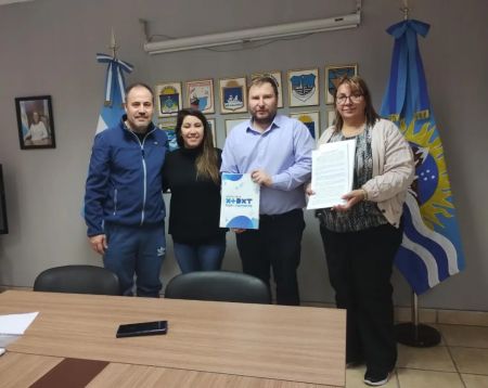 Firmaron convenios de protección a la niñez y deporte con el municipio de Los Antiguos