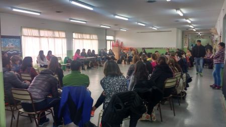 Reunión con comunidad educativa de Escuela del Río (FOTO ARCHIVO)