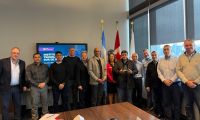 Claudio Vidal encabeza la delegación provincial que viajó a Canadá. 
