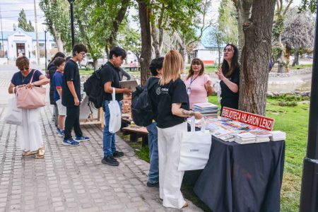 La Biblioteca Provincial Juan Hilarión Lenzi realizó una suelta de libros en la plaza San Martín