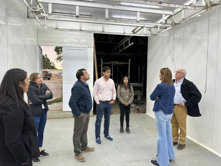 Hugo Garay y funcionarios en el matadero Municipal de San Julián