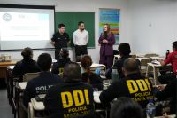 Capacitan a fuerzas de seguridad para fortalecer los controles en aeropuertos de Santa Cruz