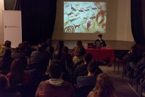 El público local disfrutó de un encuentro ameno con el cultor de la estética ricotera