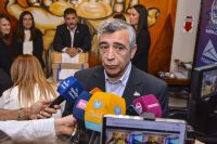 Ministro de Energía y Minería, Jaime Álvarez en diálogo con la prensa. 