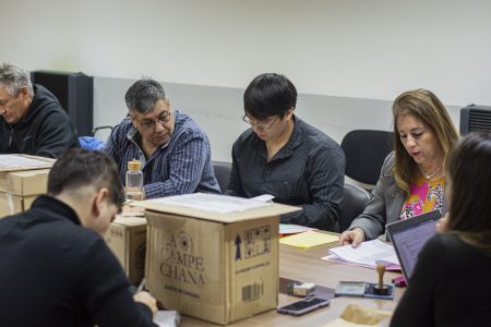 Apertura de sobres licitatorios correspondientes a la adquisición de productos alimenticios.