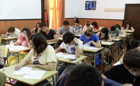 Educación impulsa las Becas 60 Años para estudiantes egresados de Santa Cruz