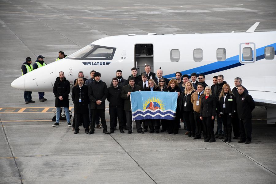 Hechos Para Crecer: Alicia presentó “La Cruz del Sur”, el nuevo avión sanitario de la provincia