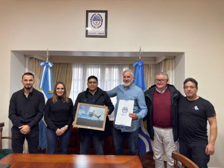 Claudio Vidal firmó el comodato para darle seguridad jurídica al Aero Club de El Chaltén después de 21 años de espera
