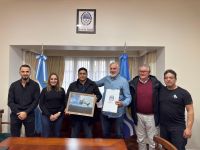 El gobernador Vidal junto a las autoridades del Aero Club de El Chaltén. 