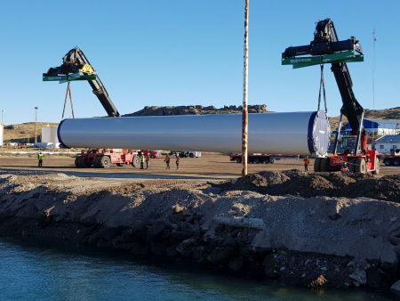 El puerto de Deseado recibió las primeras torres para el Parque Eólico del Bicentenario