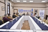 Autoriades provinciales con los representantes de las cámaras empresarias.