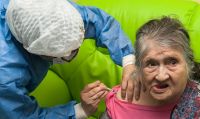 San Julián: Comenzó la vacunación de adultxs mayores con una vecina de 107 años