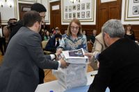 Alicia encabezó la apertura de sobres para la nueva toma de agua en Río Gallegos