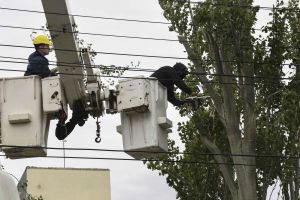 Continúan las tareas de reparación de tendido eléctrico en el centro de Río Gallegos