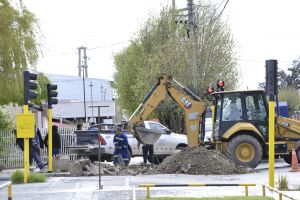 Servicios Públicos cambió válvula para modernizar la red de agua en Río Gallegos