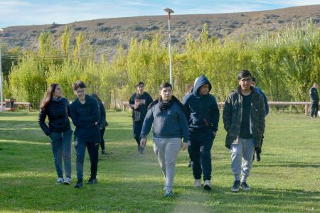 Alumnos del Club de la Indu N° 4 en el Campamento Científico de Piedra Buena