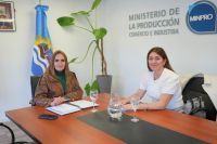 La ministra Nadia Ricci junto a la rectora del Centro de Estudios Superiores “Padre Alberto de Agostini” de El Calafate, Cecilia D’Aversa. 