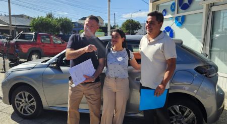 El presidente de Lotería de Santa Cruz, Juan Maier entregó las llaves del auto a Soledad Sosa junto a su marido. 