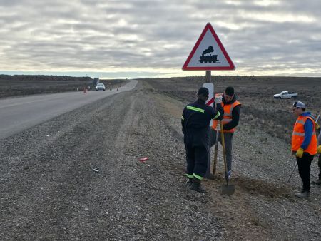 Colocan cartelería en RN 3 en cercanías a Jaramillo. 