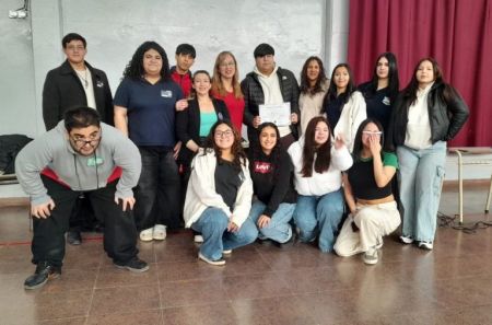 Los estudiantes recibieron un diploma por la participación. 
