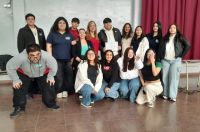 Los estudiantes recibieron un diploma por la participación. 
