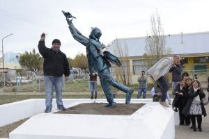 Inauguraron escultura en homenaje al primer Colegio Secundario de Santa Cruz