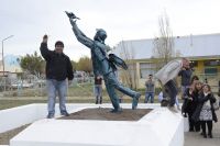 Inauguraron escultura en homenaje al primer Colegio Secundario de Santa Cruz