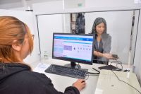 Los trabajadores del Registro Civil, Seccional 2790, gestionan la emisión del DNI.