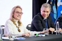 La Gobernadora junto al presidente de YPF, Pablo González. 