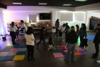 “Volvimos a jugar”: familias y comunidad se reunieron en la Biblioteca Lenzi para una jornada sensorial e inclusiva