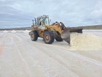 Vialidad Provincial inició la cosecha y acopio de sal para el Plan Invernal 2026