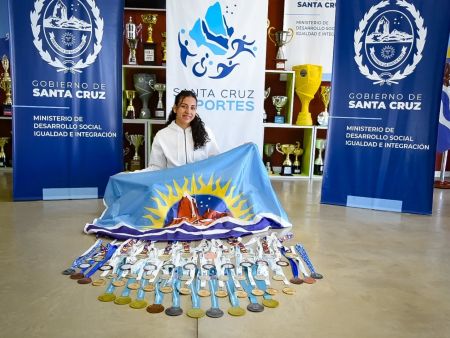 La nadadora santacruceña Dana García fue recibida por las autoridades de deportes