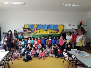 Niñas y niños de Piedra Buena regalaron escarapelas