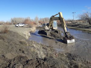Concretan trabajos de limpieza para asegurar el abastecimiento de agua en Gobernador Gregores