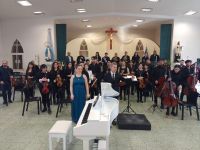 Escuela Re Si: Anna Miernik brindó conciertos junto a la Sinfonietta con la dirección de Gustavo Fontana