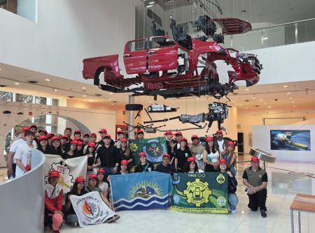 Delegación integrada por profesores y estudiantes, en la planta de Toyota Argentina, ubicada en la ciudad de Zárate. 