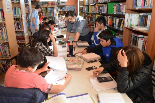 Más de cuarenta estudiantes en las clases de apoyo escolar de la Biblioteca “Kunfi Quirós”