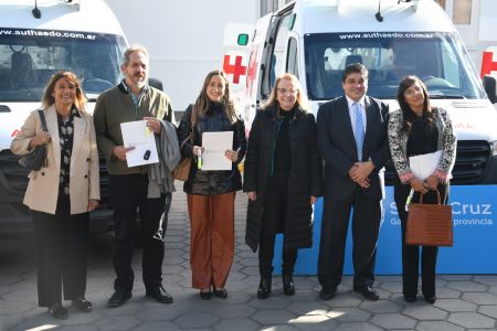 Alicia entregó certificados y ambulancias en Santa Cruz