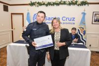 Entrega a los agentes que concluyeron la capacitación.