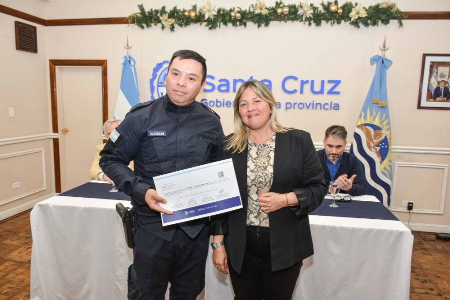 El Gobierno de Santa Cruz entregó certificados de la Capacitación en Compras y Contrataciones Públicas