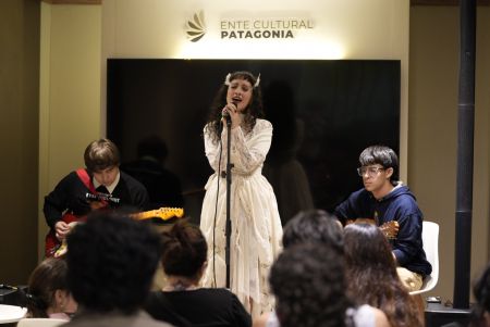 Literatura, música y poesía patagónica marcaron la jornada de Santa Cruz en la Feria del Libro