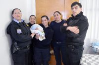 Efectivos policiales asistieron a una mujer en pleno trabajo de parto