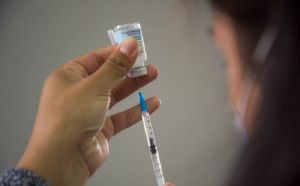 Salud comenzó con la aplicación de las vacunas bivalentes en toda Santa Cruz