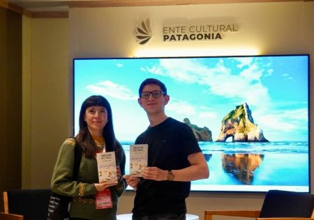El historiador y escritor Martín Bericat y la moderación de la comunicadora santacruceña Mariana Cárcamo