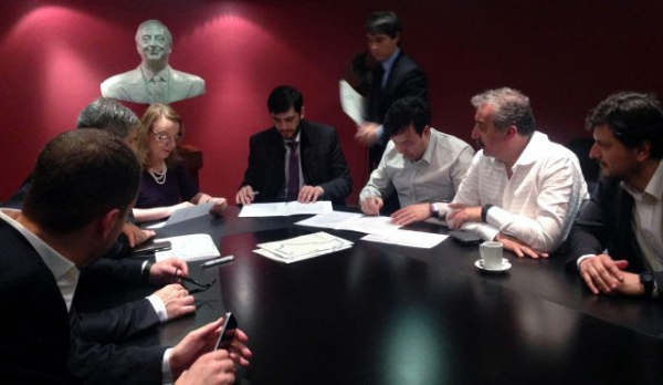 El Gobierno Provincial firmo convenios de obras con Perito Moreno por $60 millones.