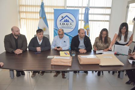 Abrieron sobres de licitaciones para la construcción del Polideportivo y reacondicionamiento de salas en el Hospital de Puerto Santa Cruz