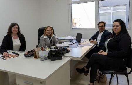 Adela Vera, Paulina Salemi, la presidenta de COMUNA, Celeste Argumosa, y el presidente de la Fundación CENTA, Dr. Roberto Ortiz,
